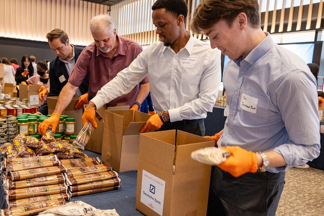 Freiwillige packen Lebensmittelpakete für die „Food Bank For New York City“.