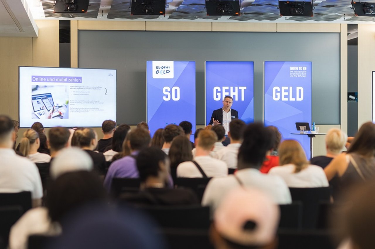 So geht Geld workshop with Stefanos Tzoumerkiotis