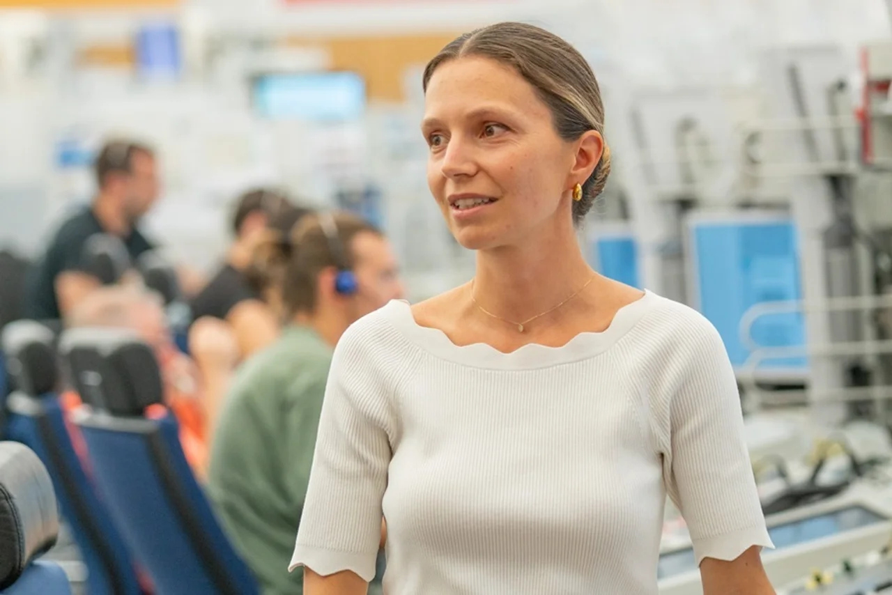Damaris Schröder von der DFS Deutsche Flugsicherung im Kontrollraum.