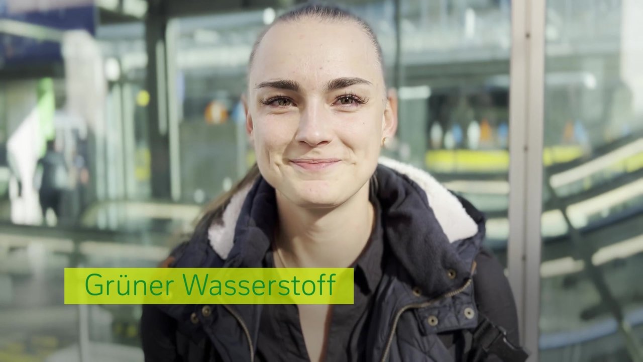 Grüne Technologien Frau fordert grünen Wasserstoff