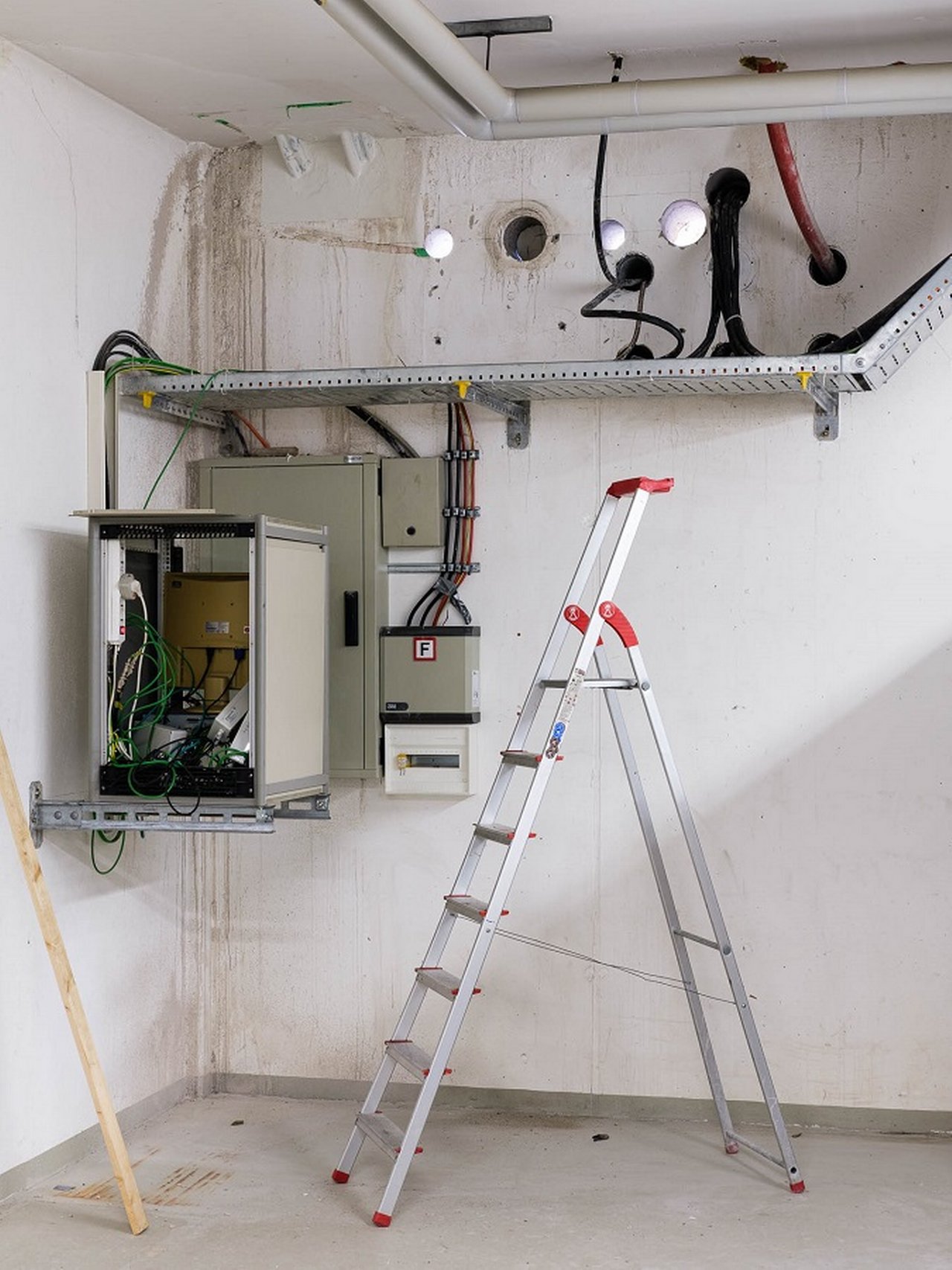 Leiter im Hausanschlussraum von Schäfer Shop (c) Heinrich Holtgreve Ostkreuz