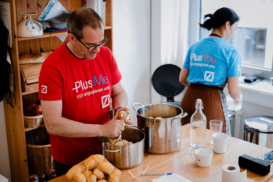 Ehrenamtliche kochen gemeinsam