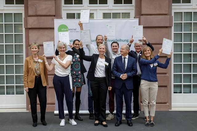 Die startsocial Preisträger mit Bundeskanzler Olaf Scholz_s.jpg