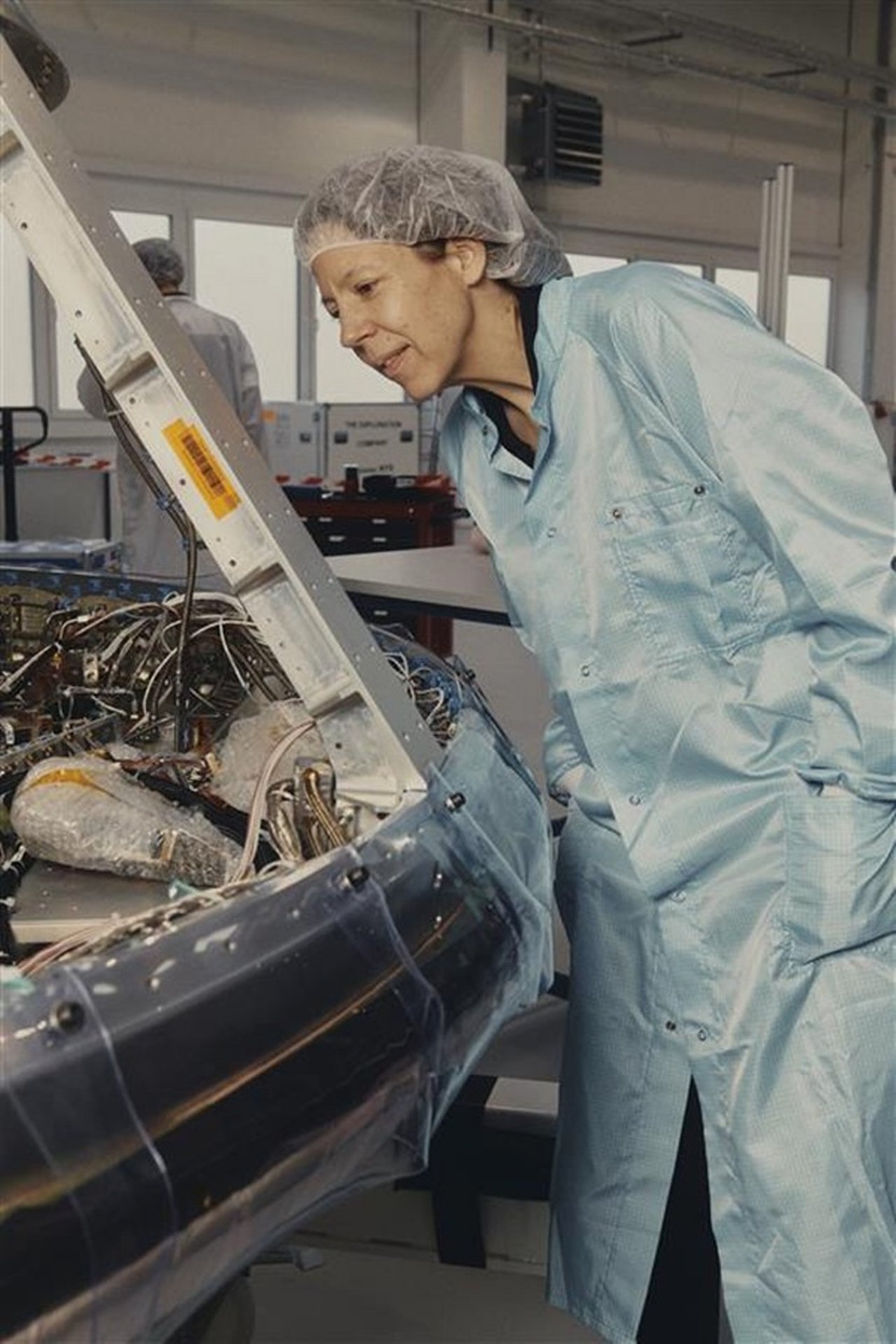 Helene Huby von The Exploration Company betrachtet die Nyx Raumkapsel im Reinraum