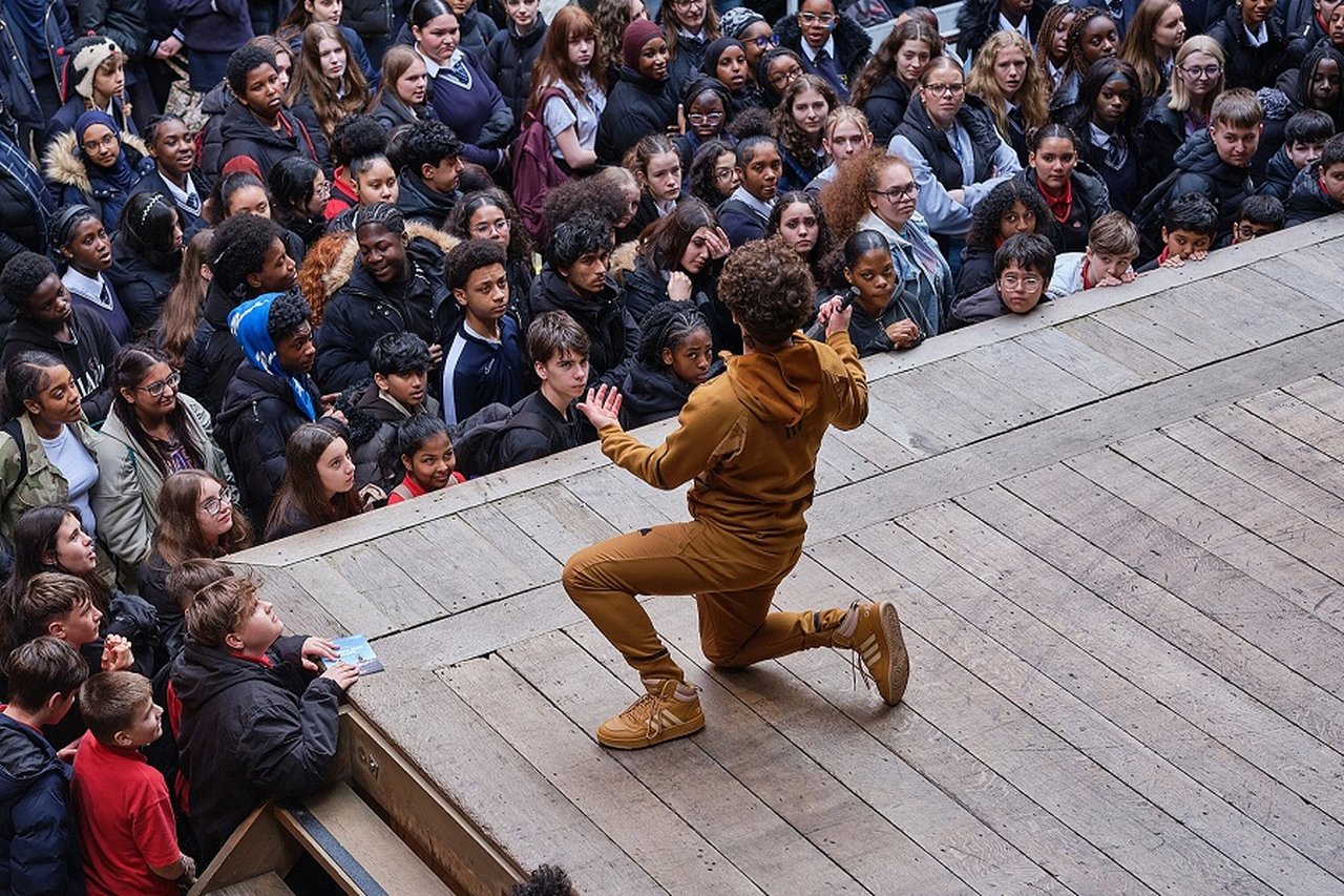 Studierende sehen Romeo und Julia im Globe Theatre in London.