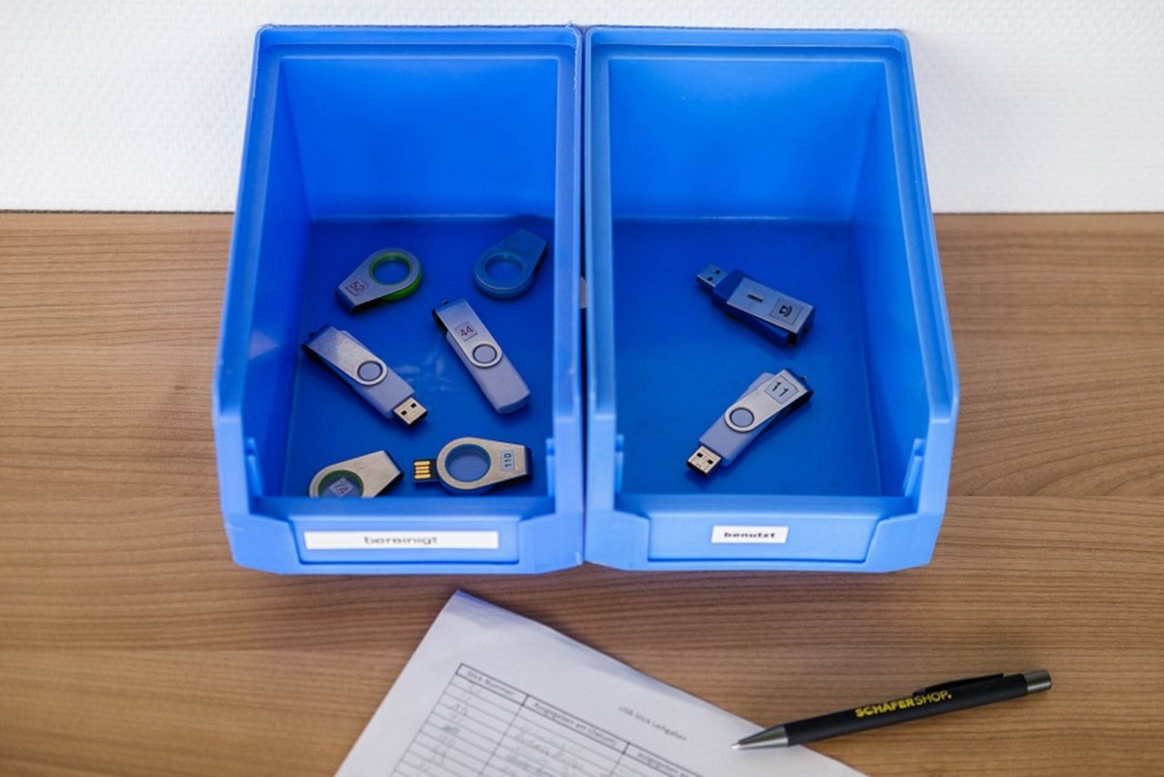 Used and cleaned USB sticks at Schäfer Shop.