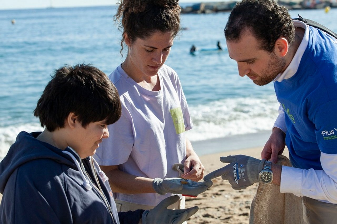 Discussion at a beach cleanup event