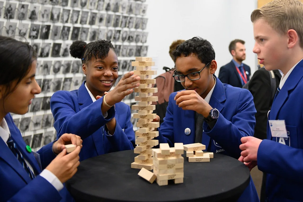 Studenten bauen einen Jenga-Turm bei Design Ventura