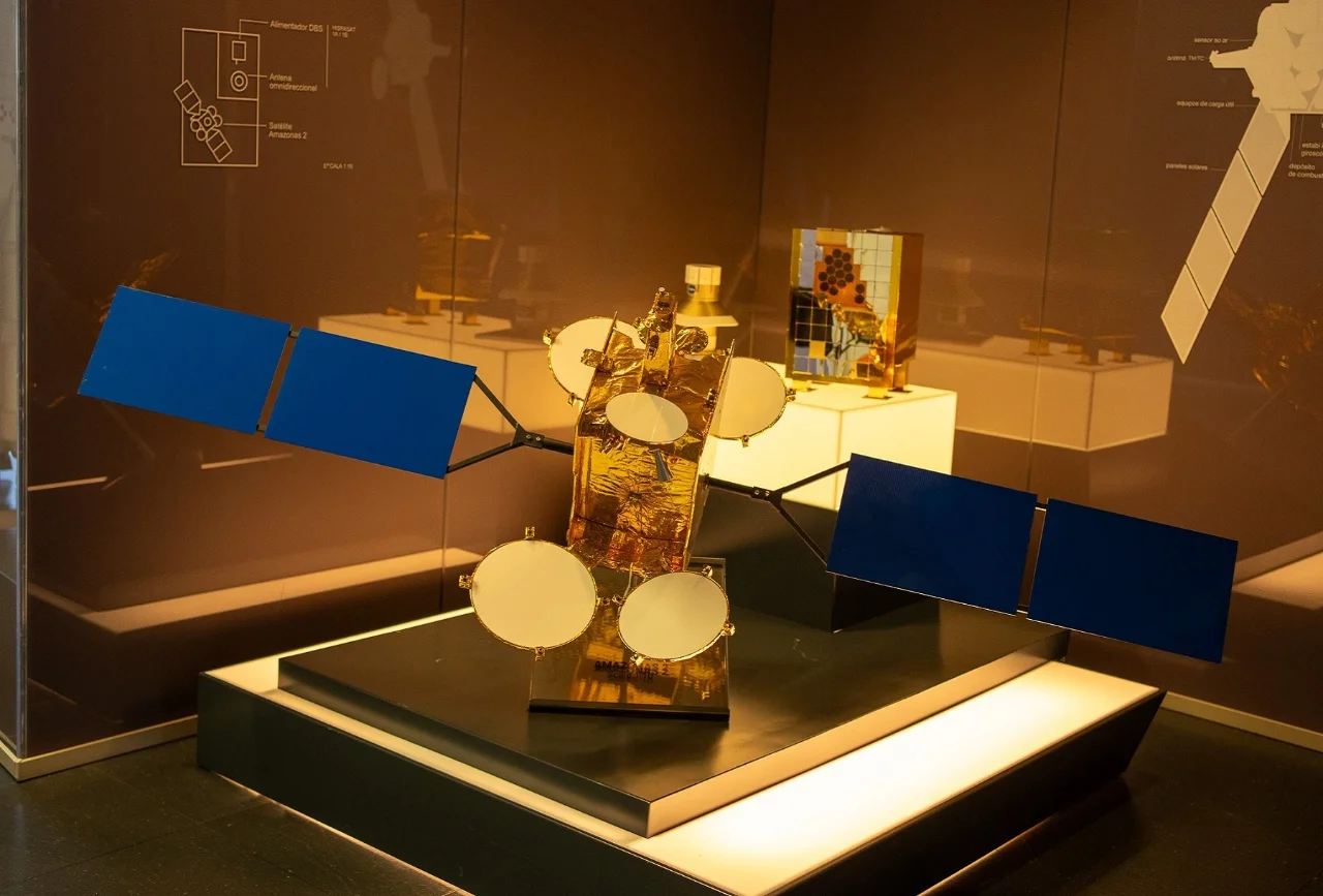 Amazonas 2 Satellite (scale 1:10)