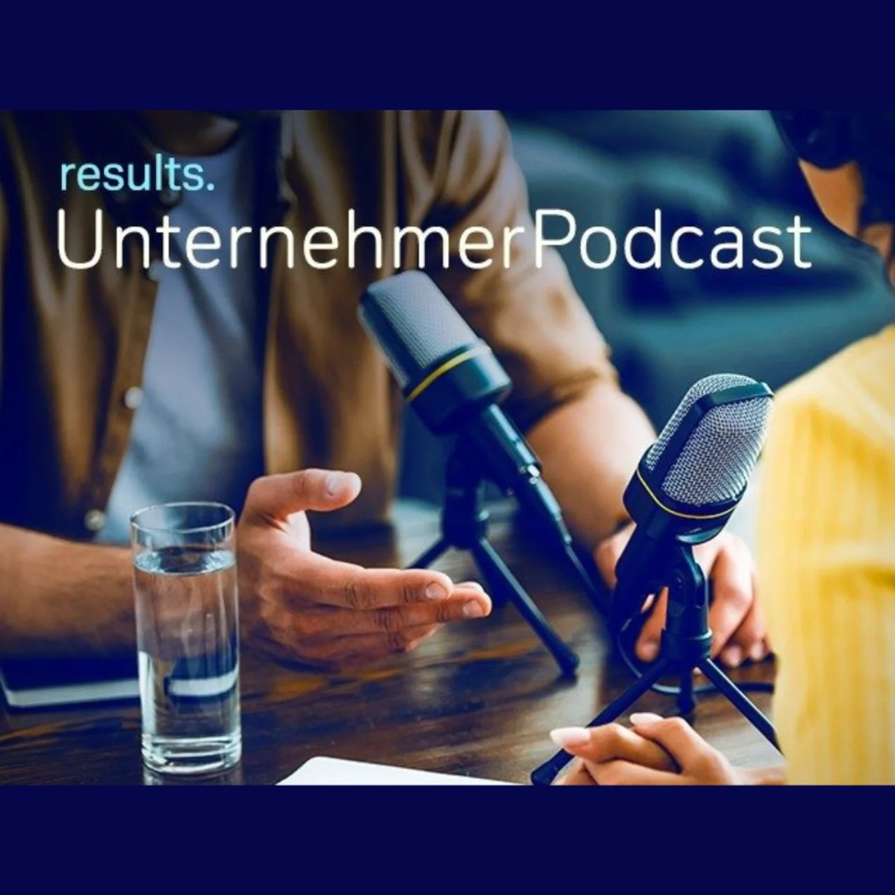 Cover von „results. UnternehmerPodcast“ mit zwei Mikrofonen.