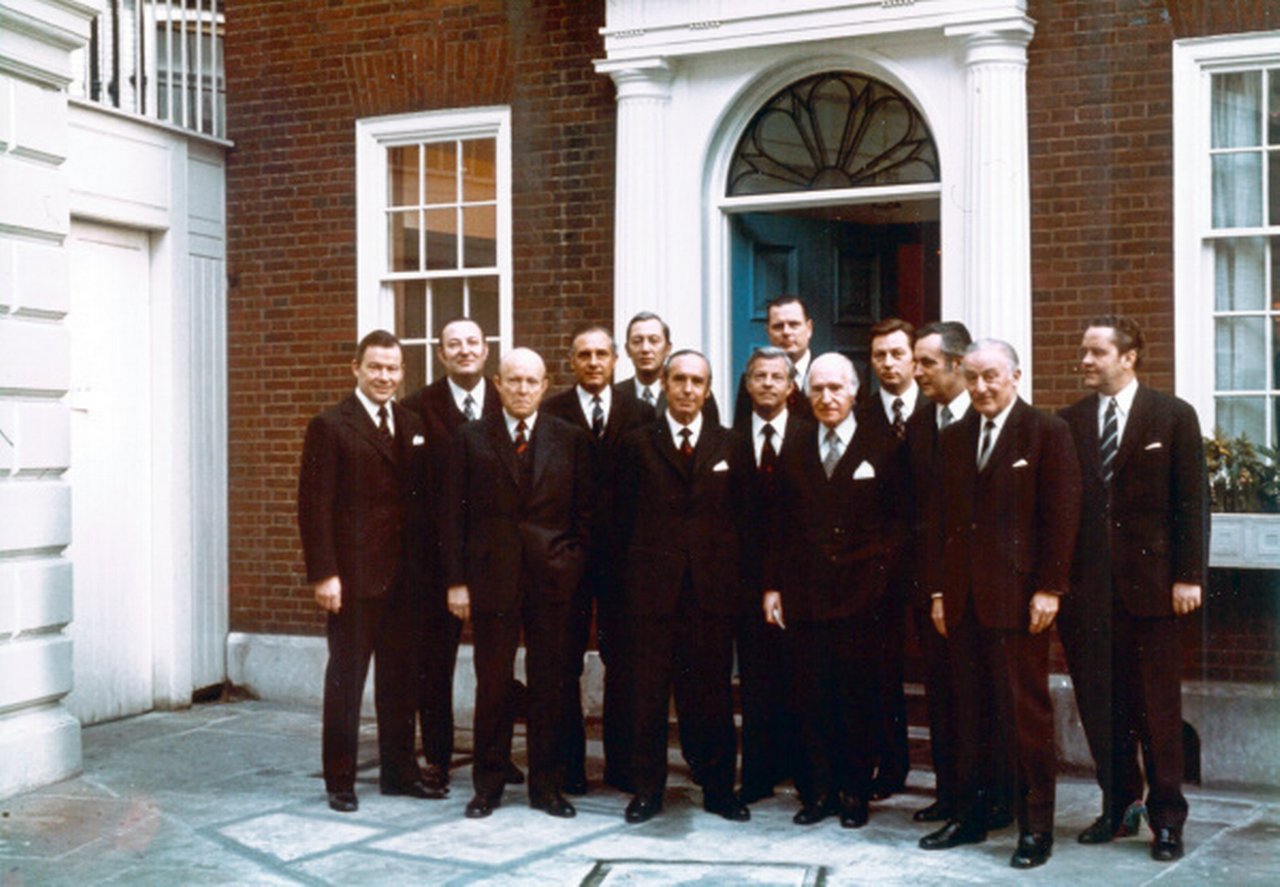 Vorstand der Deutschen Bank vor der Repräsentanz, 33 Great St Helen's, London