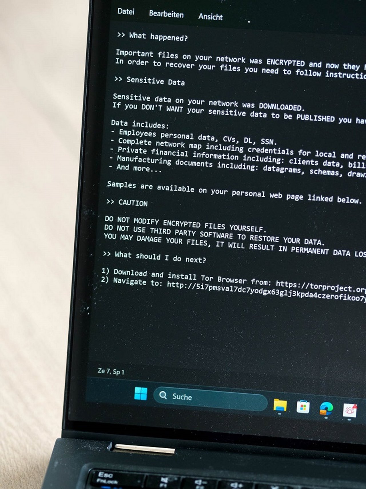 Laptop Bildschirm mit Erpresserschreiben (c) Heinrich Holtgreve Ostkreuz