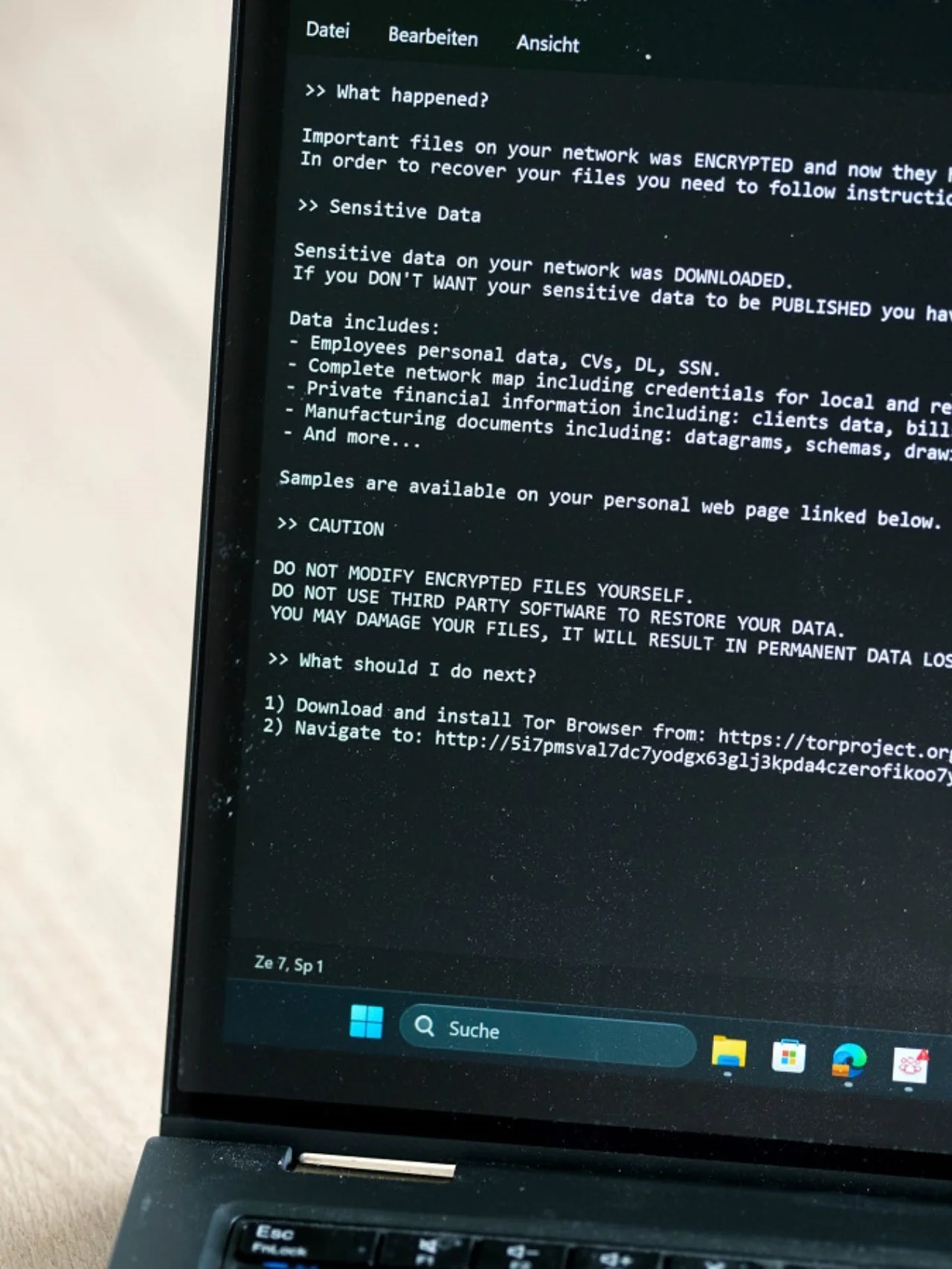 Laptop Bildschirm mit Erpresserschreiben (c) Heinrich Holtgreve Ostkreuz