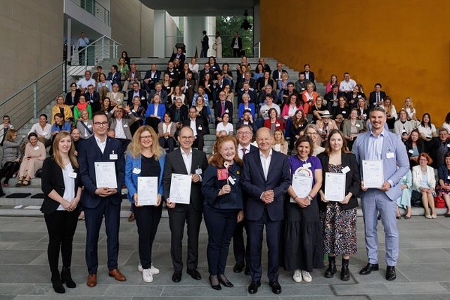 Federal Chancellor Olaf Scholz with the award winners