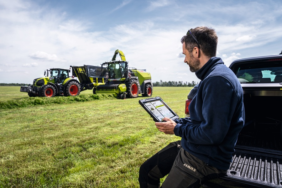 Claas das Tablet steuert die Arbeit am Feldrand
