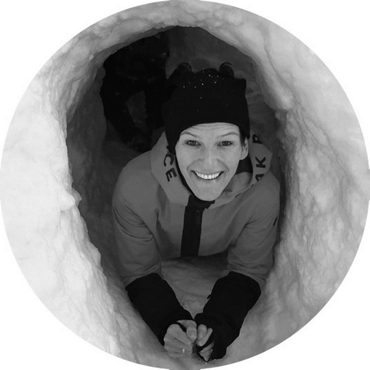 Katrin in einem Eistunnel