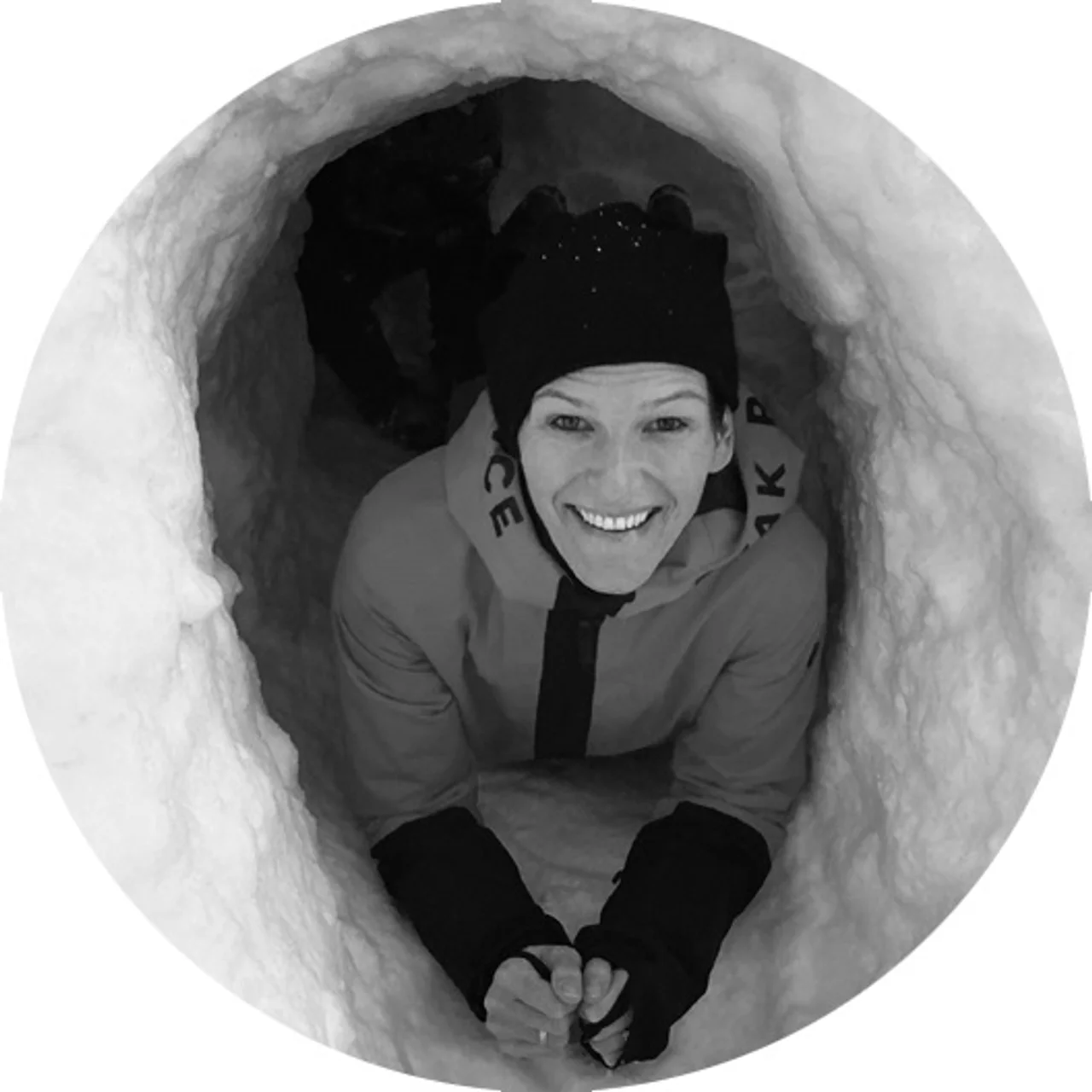 Katrin in einem Eistunnel
