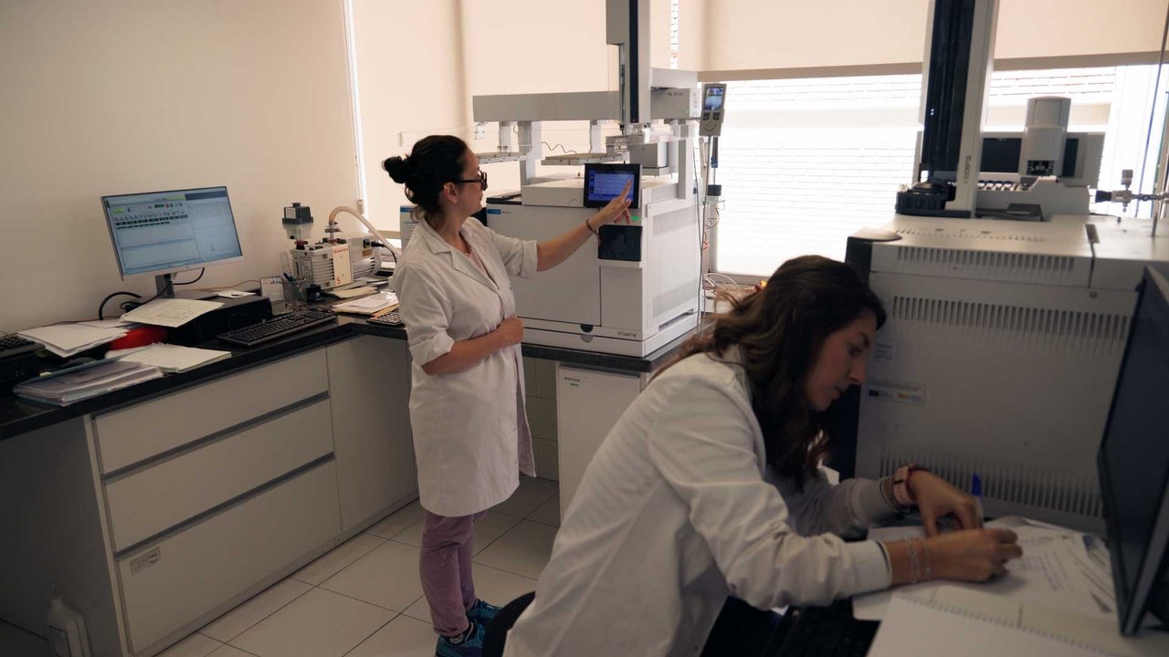 Women in laboratory