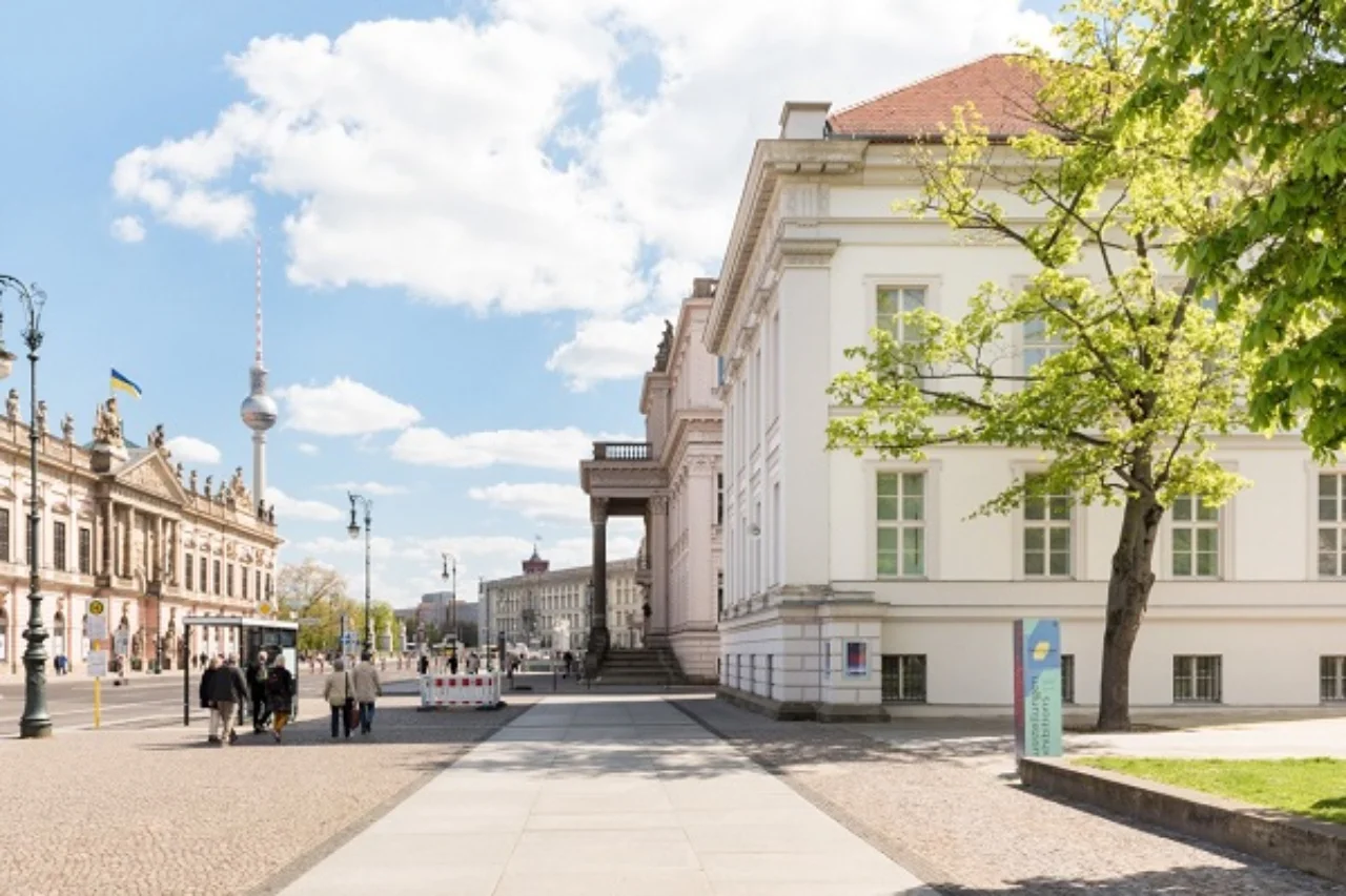 Blick auf Berlin Unter den Linden mit PalaisPopulaire im Vordergrund.