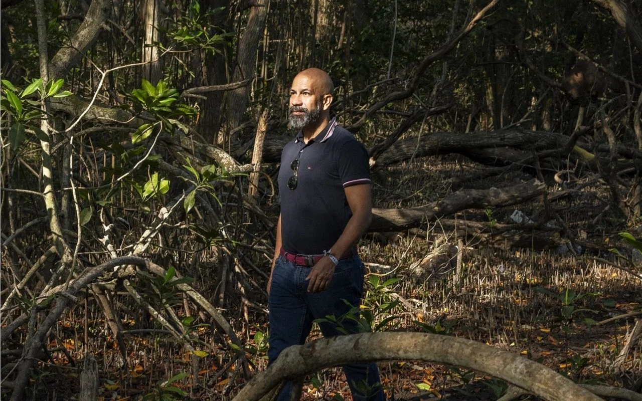 Gustavo Rochas in the mangroves of Ciénaga de Mallorquín, Colombia.