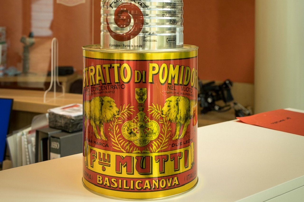 Mutti golden tomato can