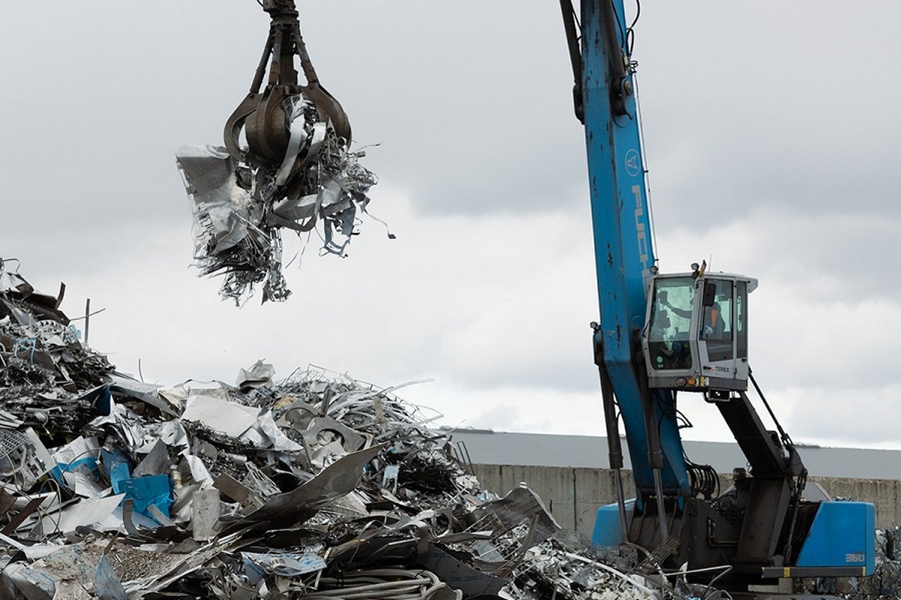 Cronimet crane with scrap