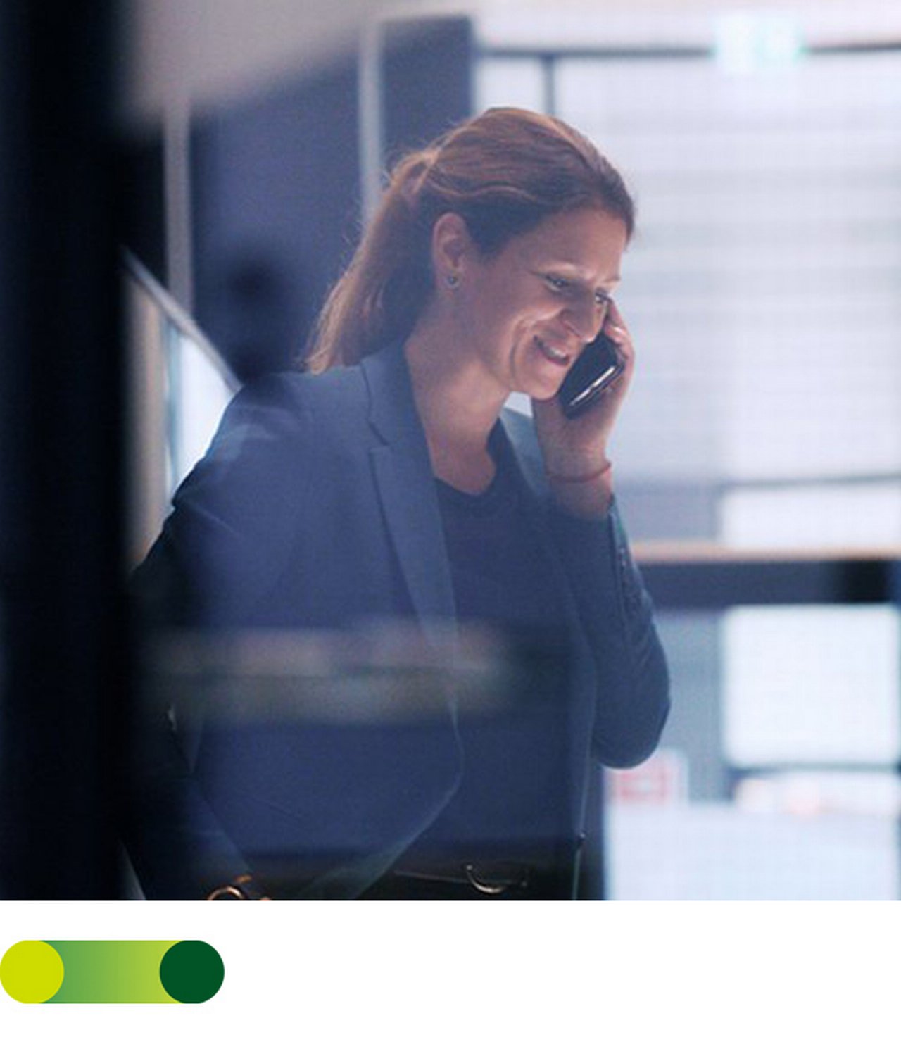 Person mit Mobiltelefon