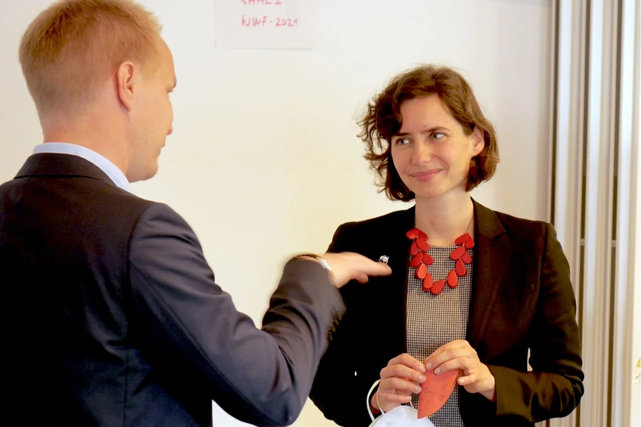 Rebecca Tauer in dialogue