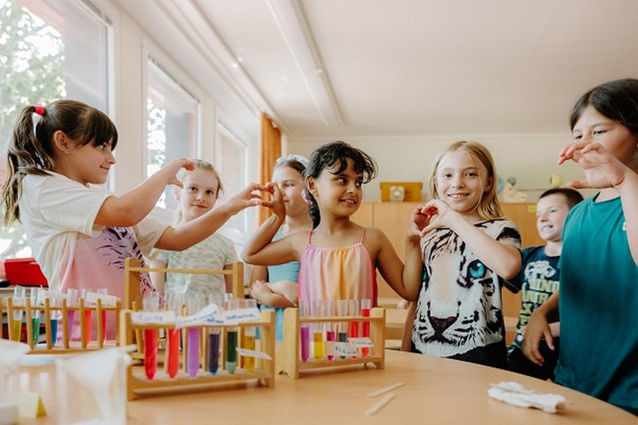 Kinder lächeln und interagieren