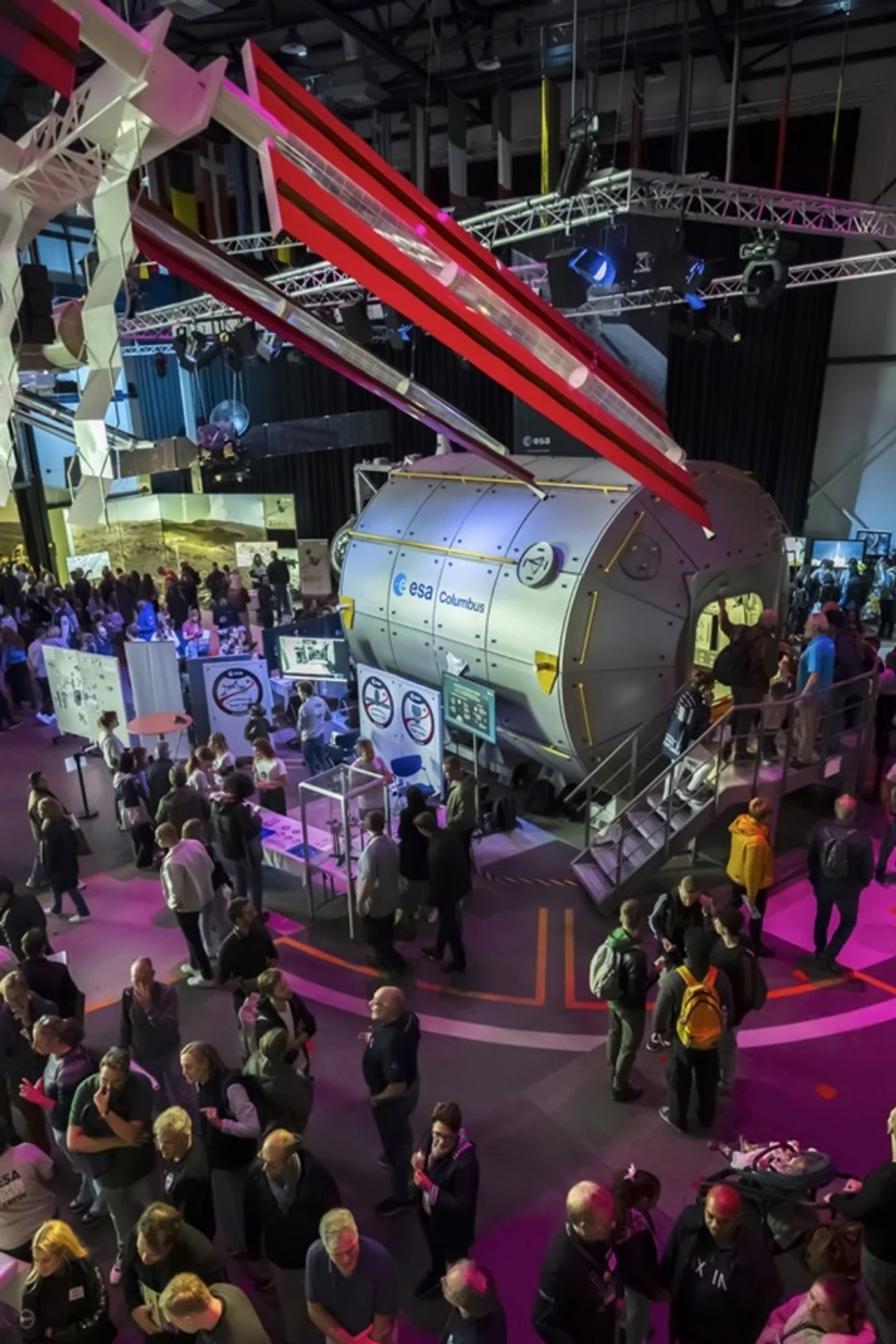 Menschenmenge versammelt sich um ein ESA Columbus Modul auf einer Ausstellung.