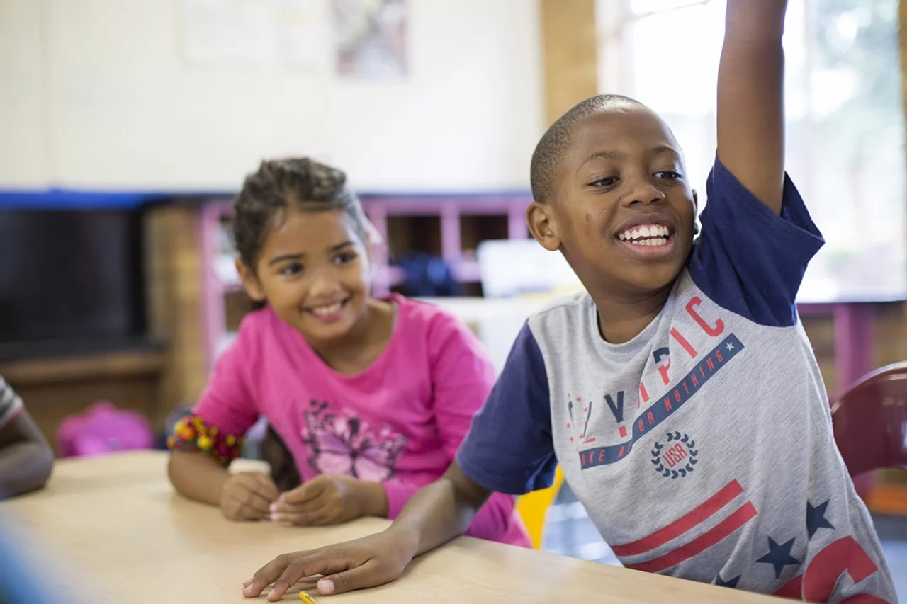 Zwei Schüler in einem Klassenzimmer des Sparrow School-Projekts in Südafrika