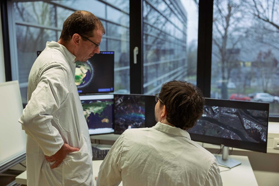 Markus Daiberl and Tom Segert are analysing satellite data