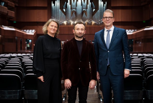 Andrea Zietschmann, Kirill-Petrenko and Christian Sewing in the large hall of the Alte Oper in Frankfurt