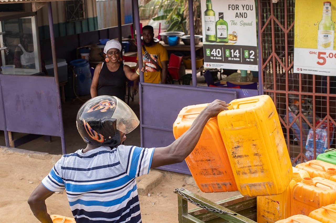 So-called jerrycans, i.e. water canisters, are the usual water supply for ordinary people