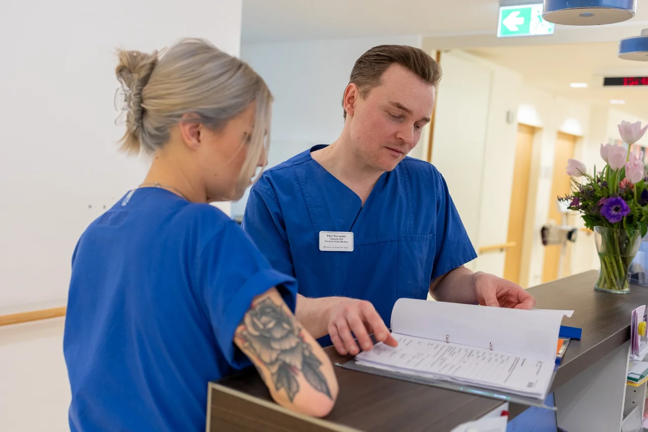 Romanski blättert durch Patientenakte