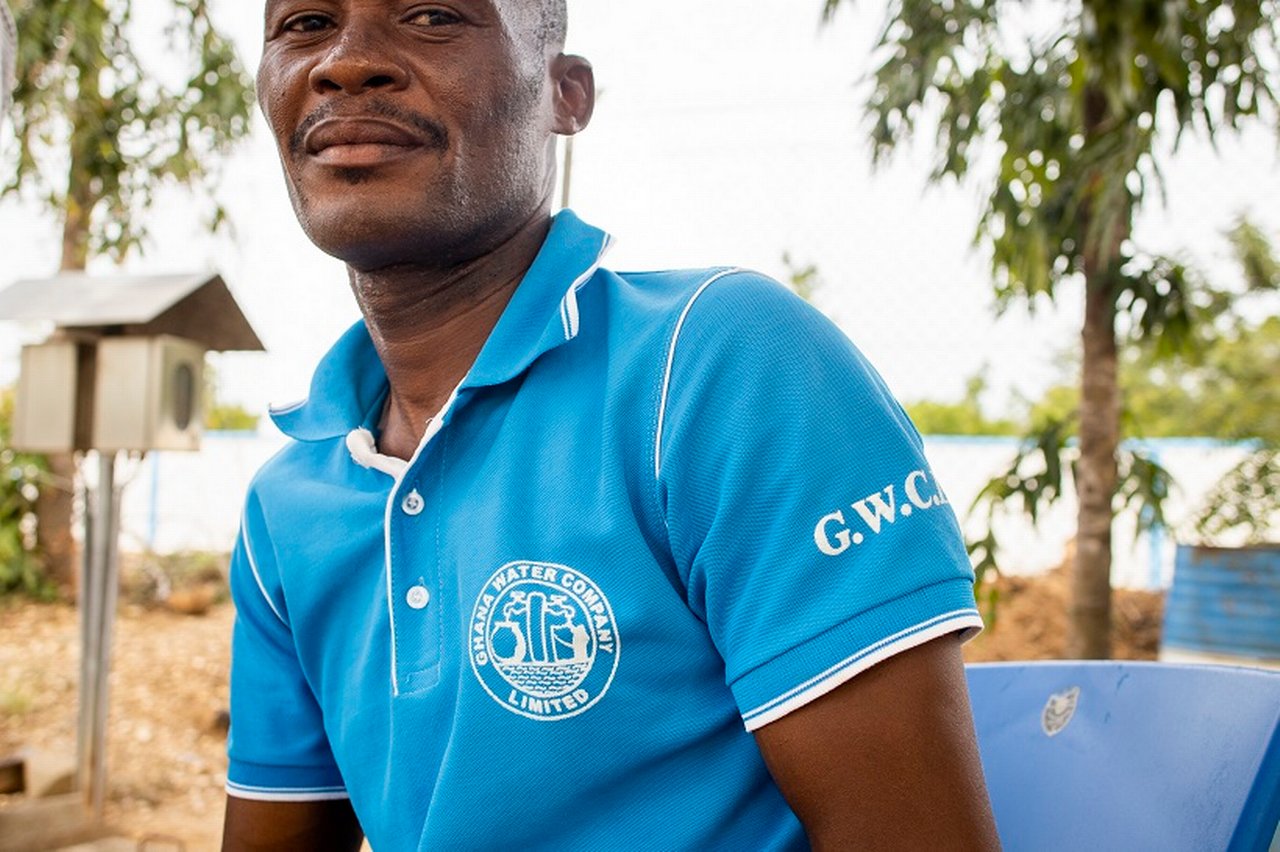 Employee of the Agordome plant with uniform