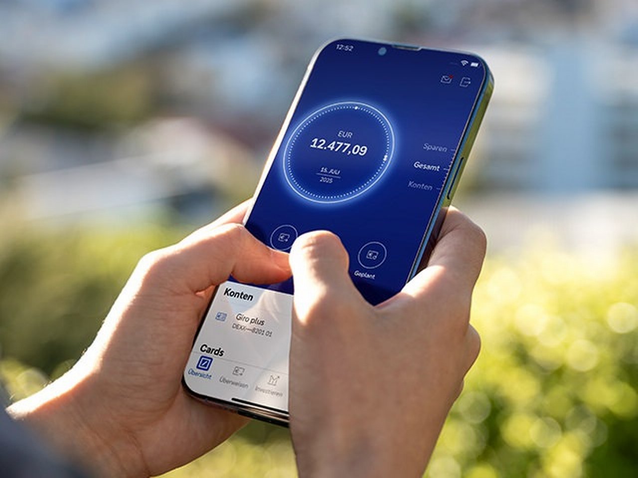 Smartphone mit der Benutzeroberfläche der Mobile‑Banking‑App der Deutschen Bank.