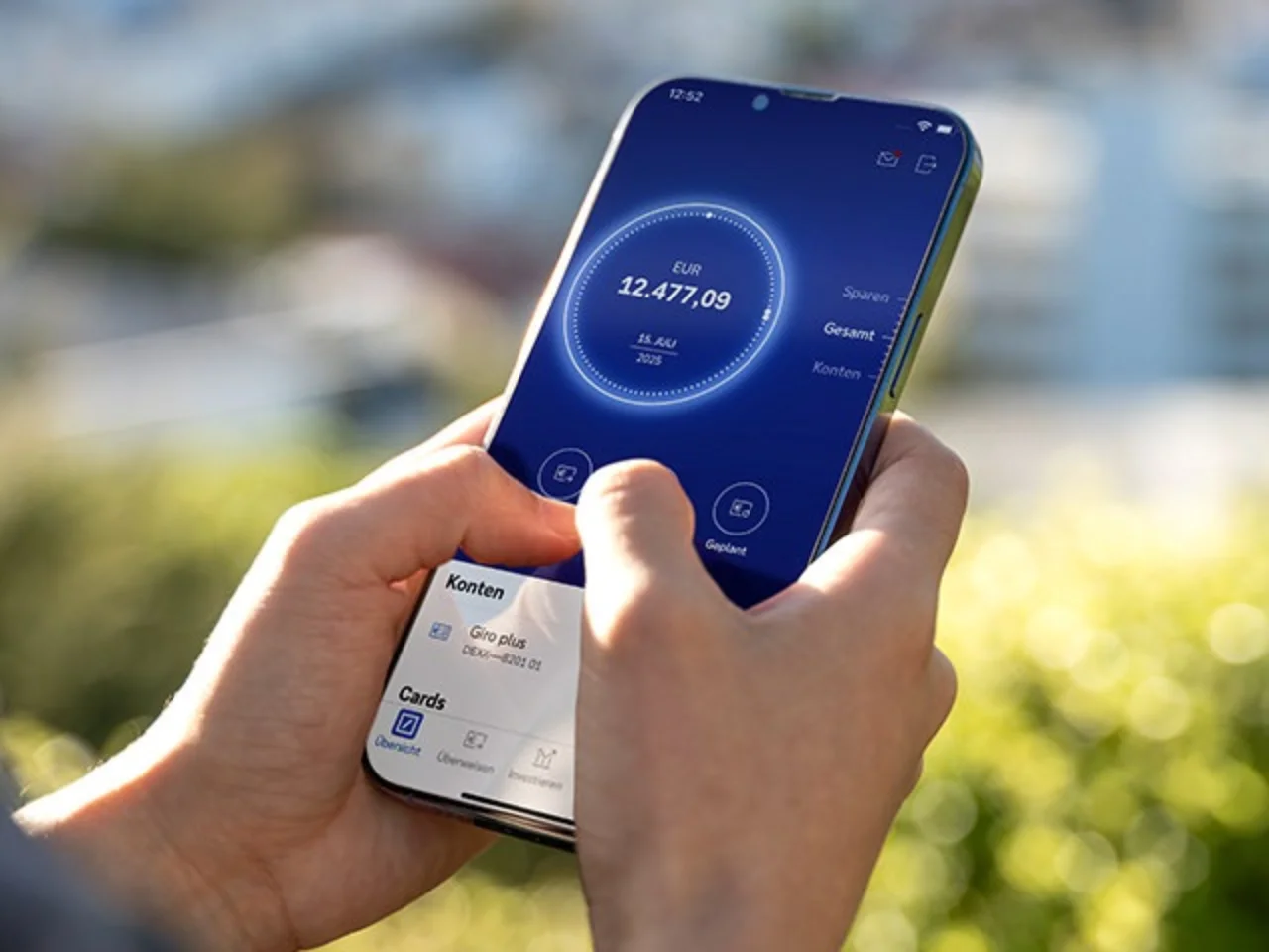 Smartphone mit der Benutzeroberfläche der Mobile‑Banking‑App der Deutschen Bank.