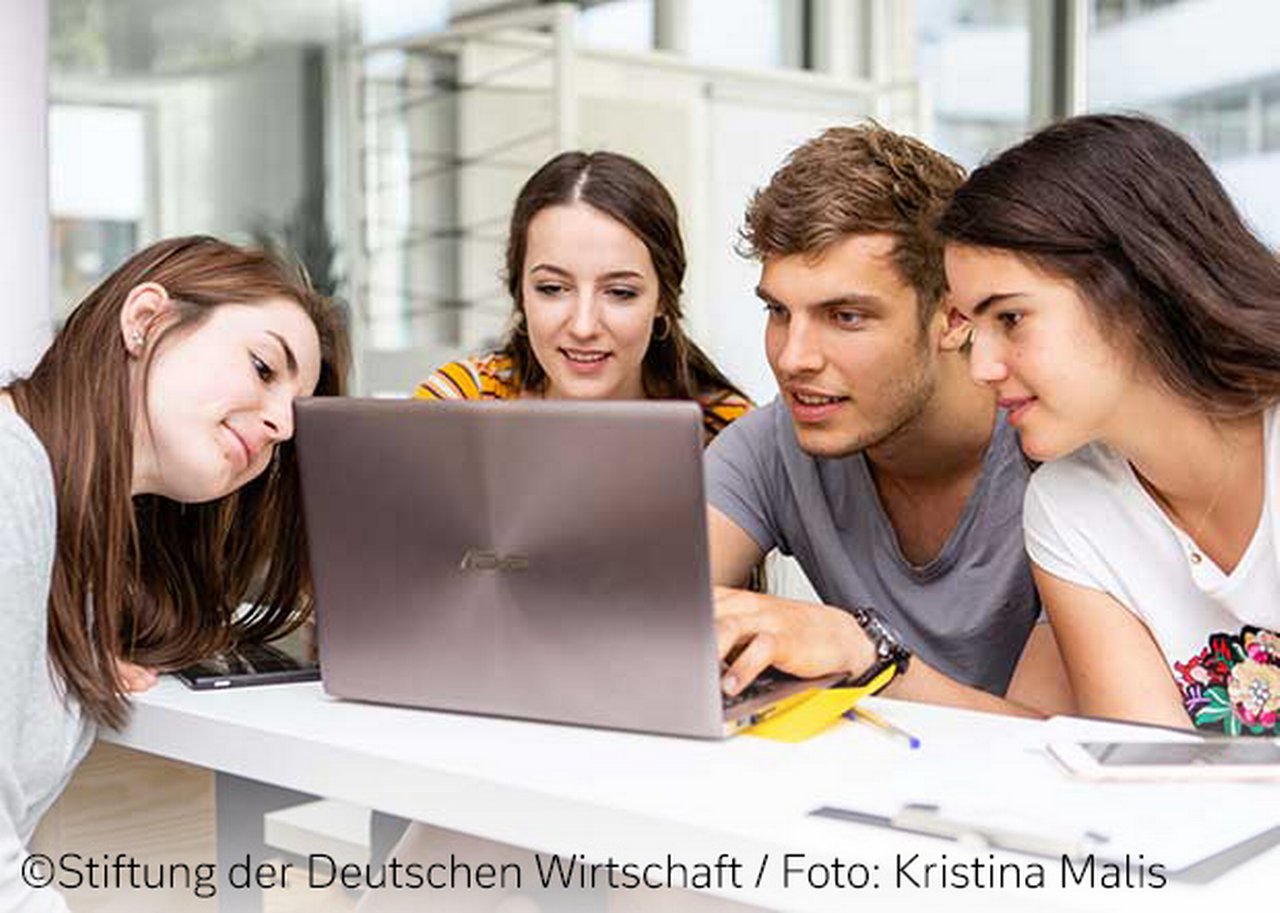 Teamarbeit am Laptop