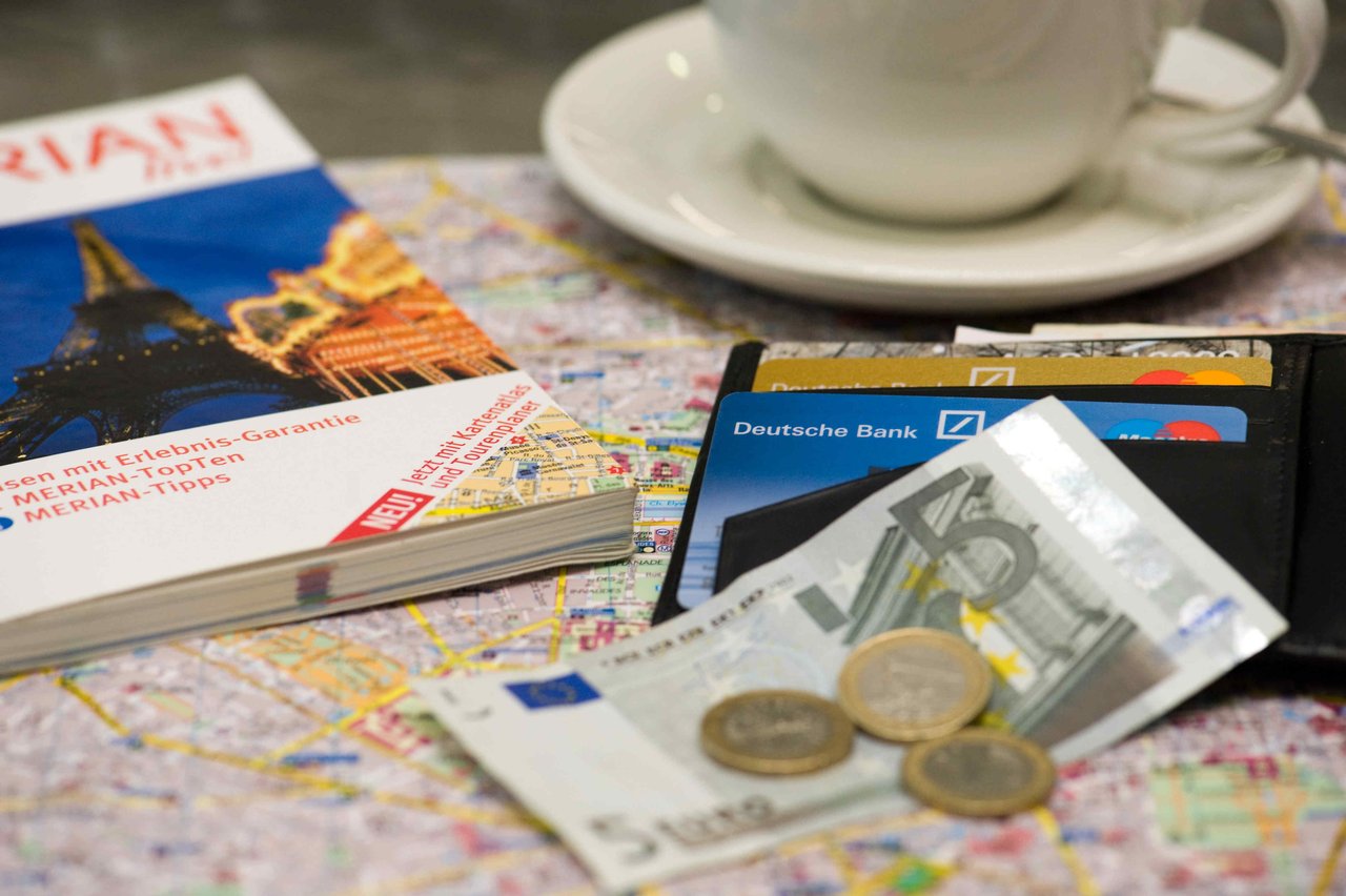 Bargeld und Kreditkarten auf einem Tisch