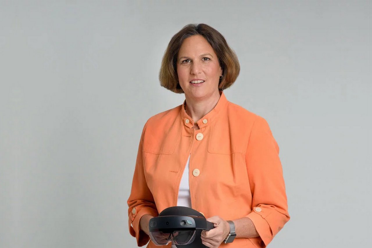 Elizabeth Hyman XRA association with VR equipment