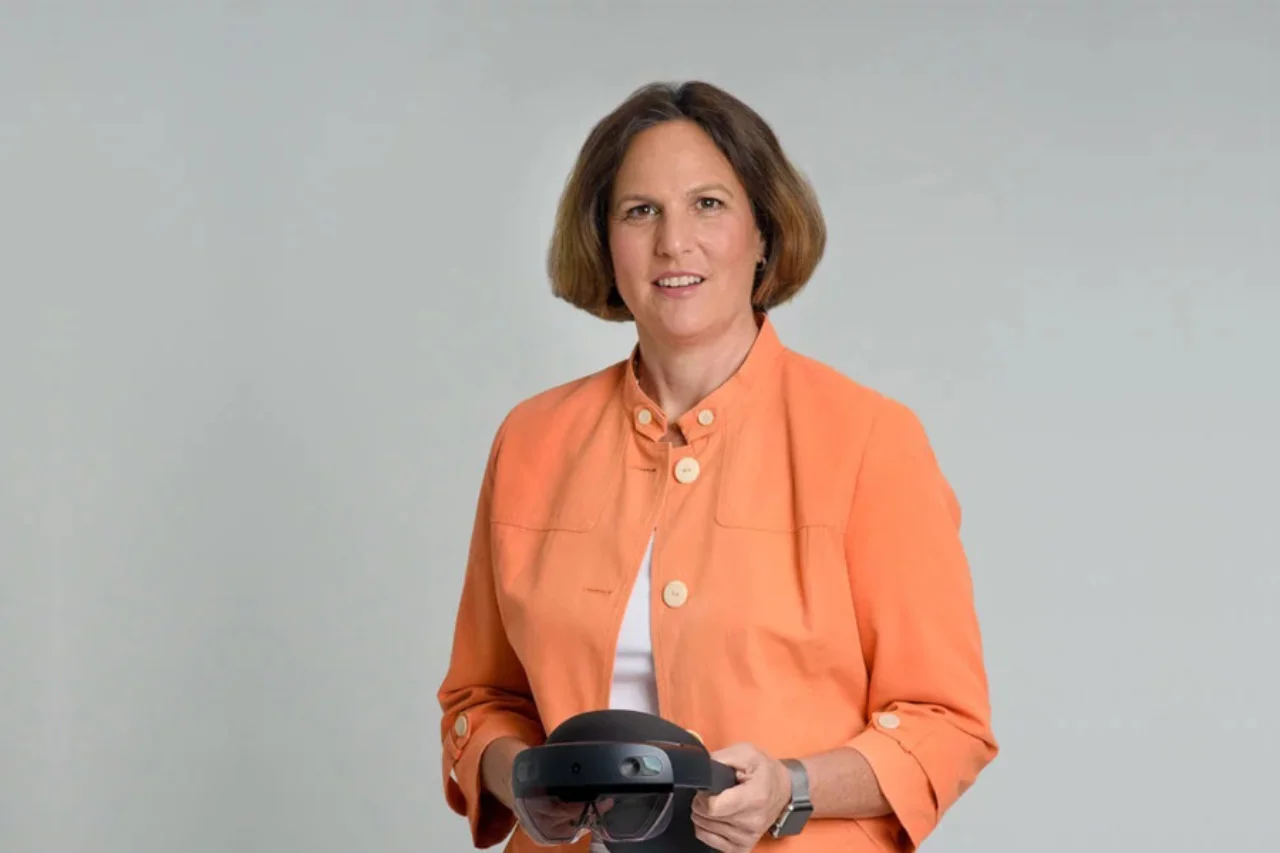 Elizabeth Hyman XRA association with VR equipment