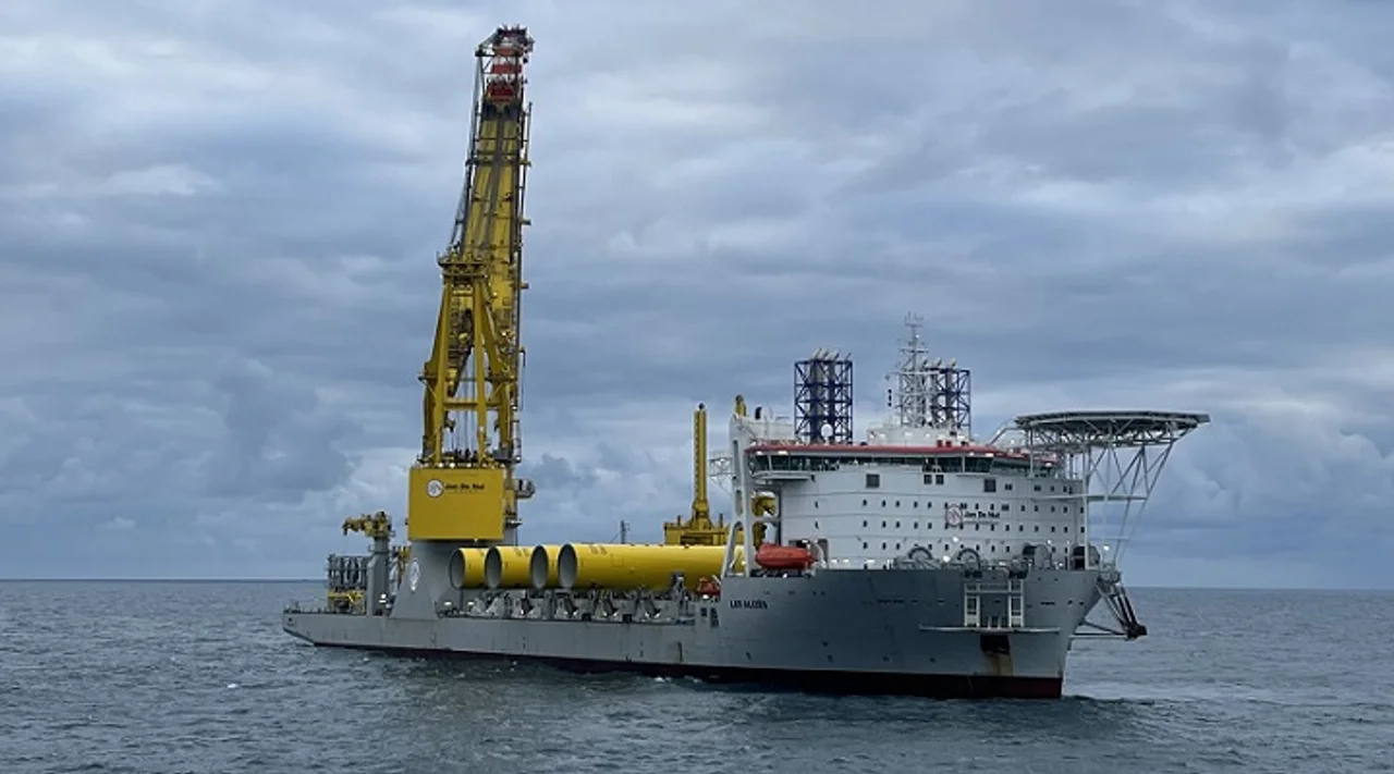The installation vessel “Les Alizés”