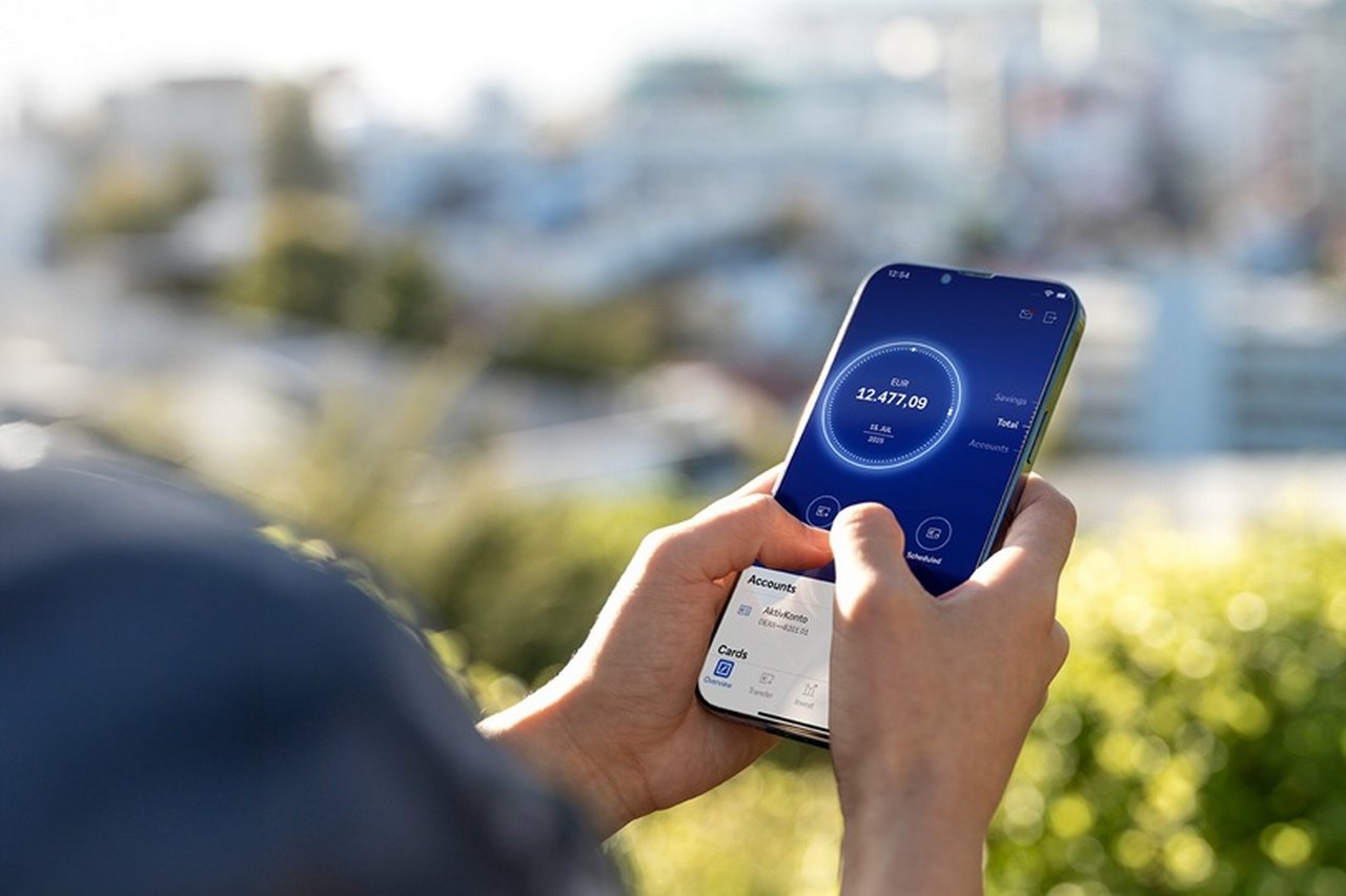 Eine Person überprüft ihren Kontostand in einer mobilen Banking-App. Foto © Getty Images und Deutsche Bank.