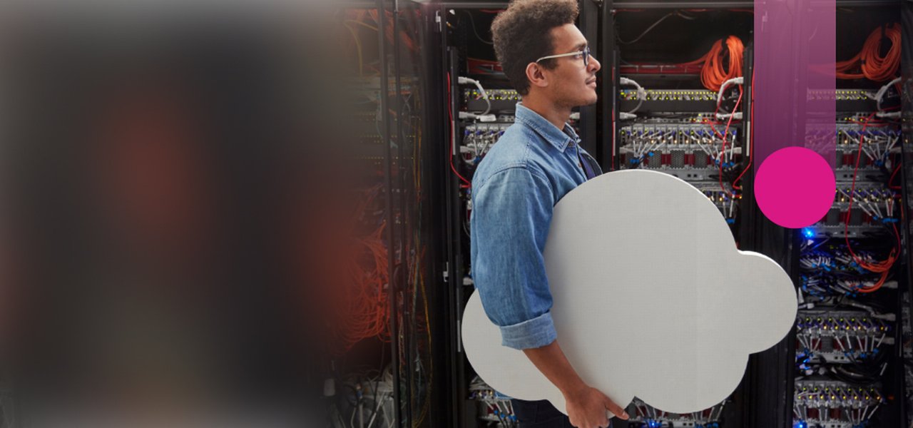 Mann mit Cloud in einem Rechenzentrum