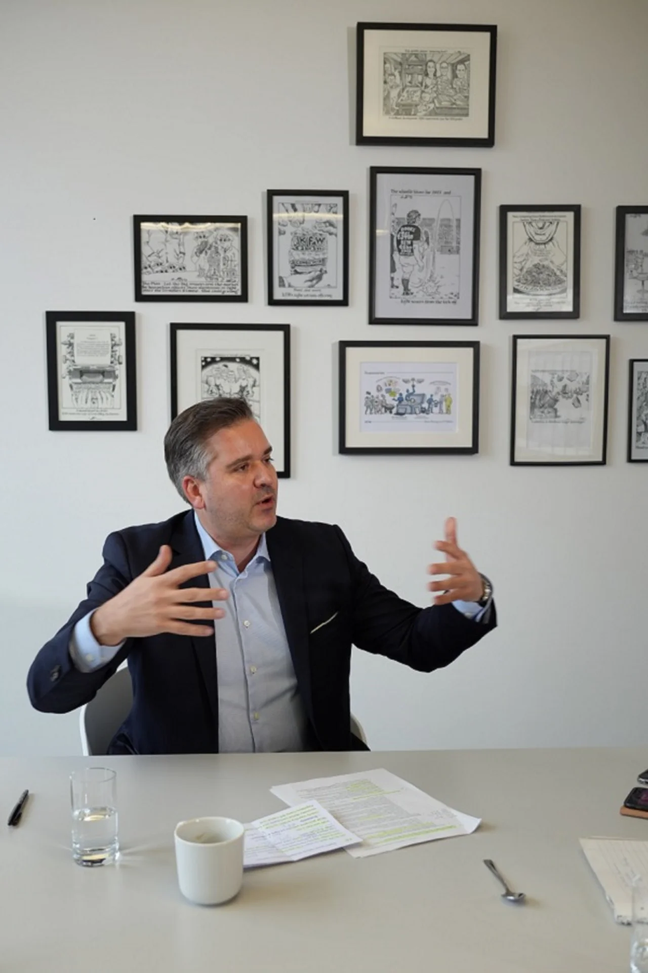 Tim Armbruster gestikuliert