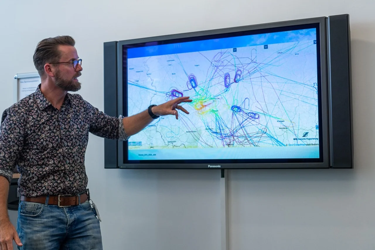 Jörg Buxbaum erläutert die Heatmap über dem Frankfurter Flughafen
