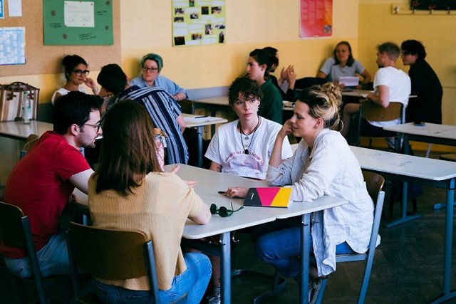 „Dialog Leben“ zur Vermittlung demokratischer Werte an Schulen