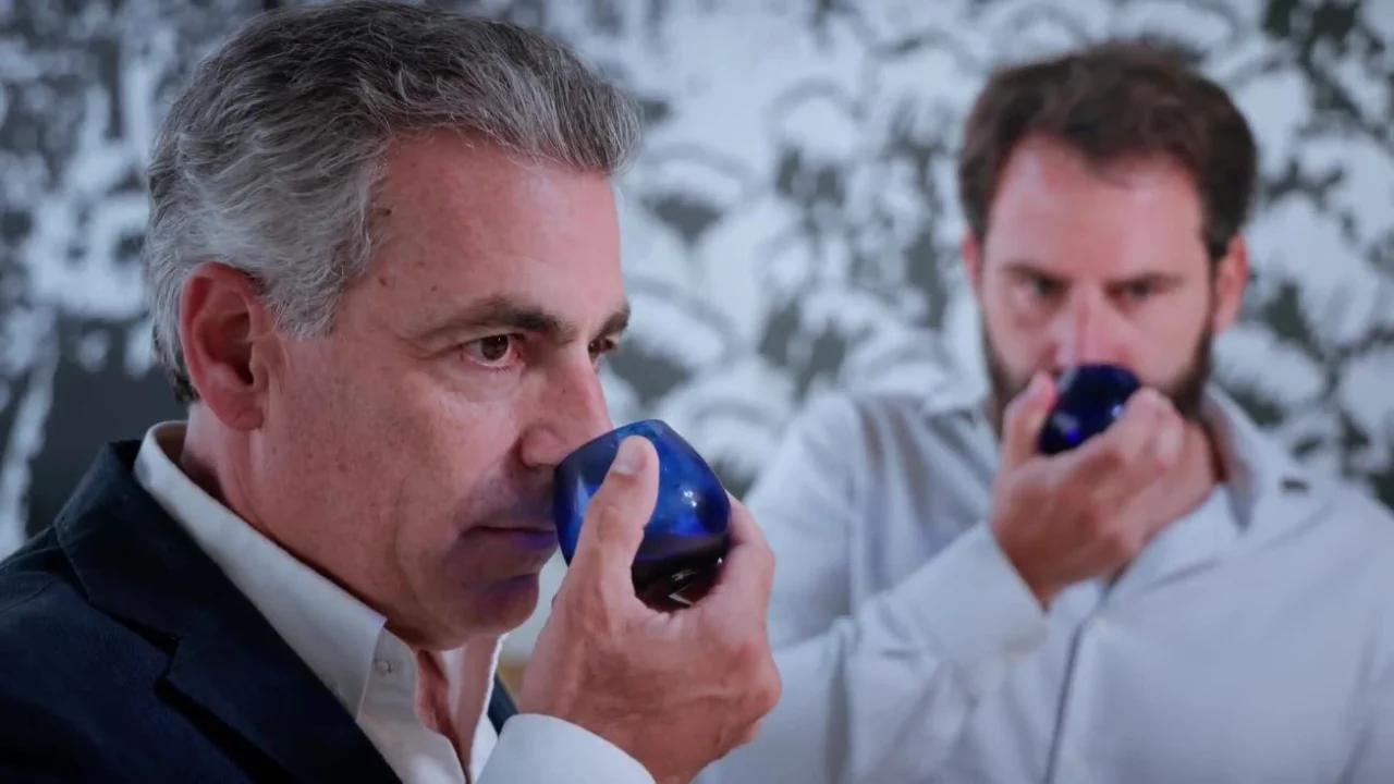 Der CEO von Acesur und ein Kollegen testen das Olivenöl des Unternehmens