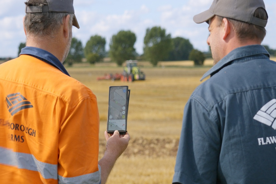 Coordination work on fields by smartphone
